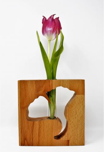 vase-mit-ginko-ausschnitt-holz-reagenzglas-blumen-buchenholz