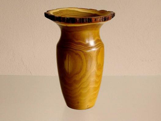 Vase aus Rubinie mit Rindenrand