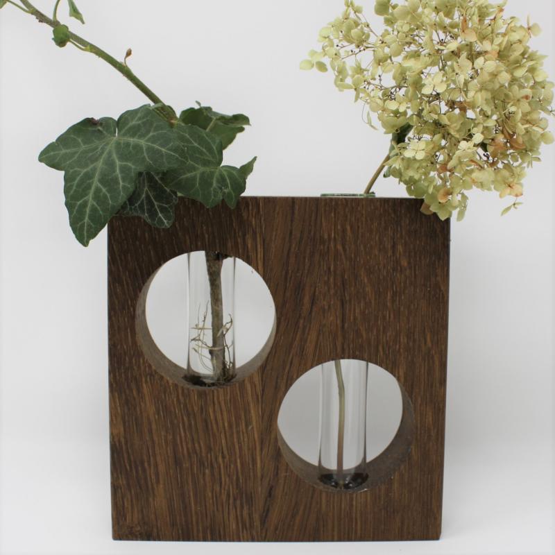 vase-holz-kreis-ausschnitt-reagenzglas-glas-blumen