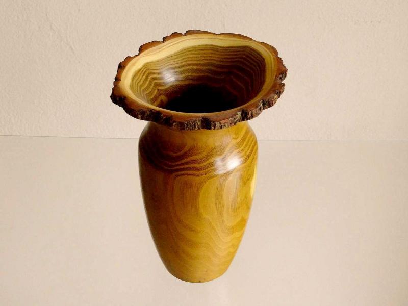 Vase aus Rubinie mit Rindenrand