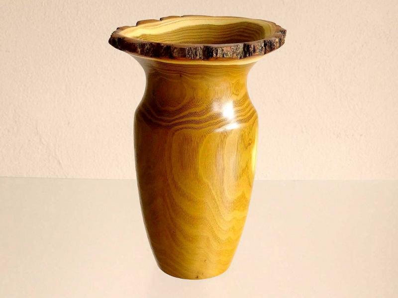 Vase aus Rubinie mit Rindenrand